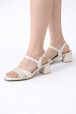 Lora Taş Detaylı Bej Topuklu Sandalet - Görsel 4