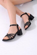 Siyah Taş Detaylı Blok Topuk Sandalet