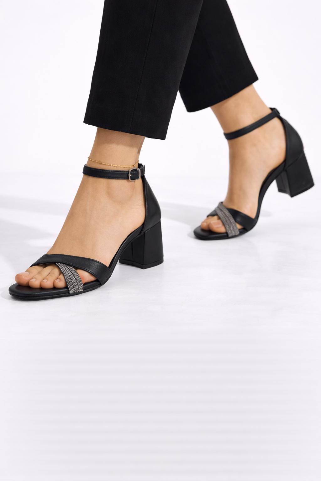 WhatsApp Image 2026-02-19 at 02.11.56 (2) Siyah Taş Detaylı Kalın Topuklu Abiye Sandalet - Görsel 1