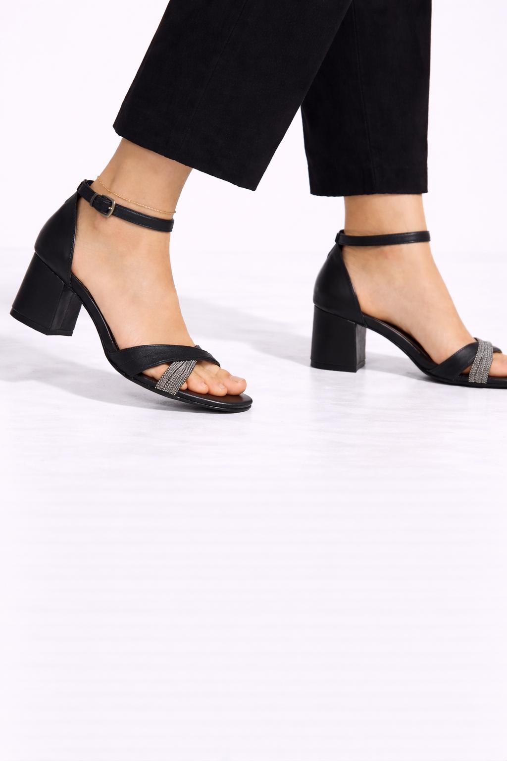 WhatsApp Image 2026-02-19 at 02.43.37 (1) Siyah Taş Detaylı Bilekten Bantlı Topuklu Sandalet - Görsel 1