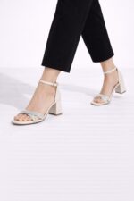 Işıltı Taş Detaylı Ekru Topuklu Sandalet