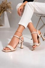 Bej Rugan Tek Bant Topuklu Sandalet